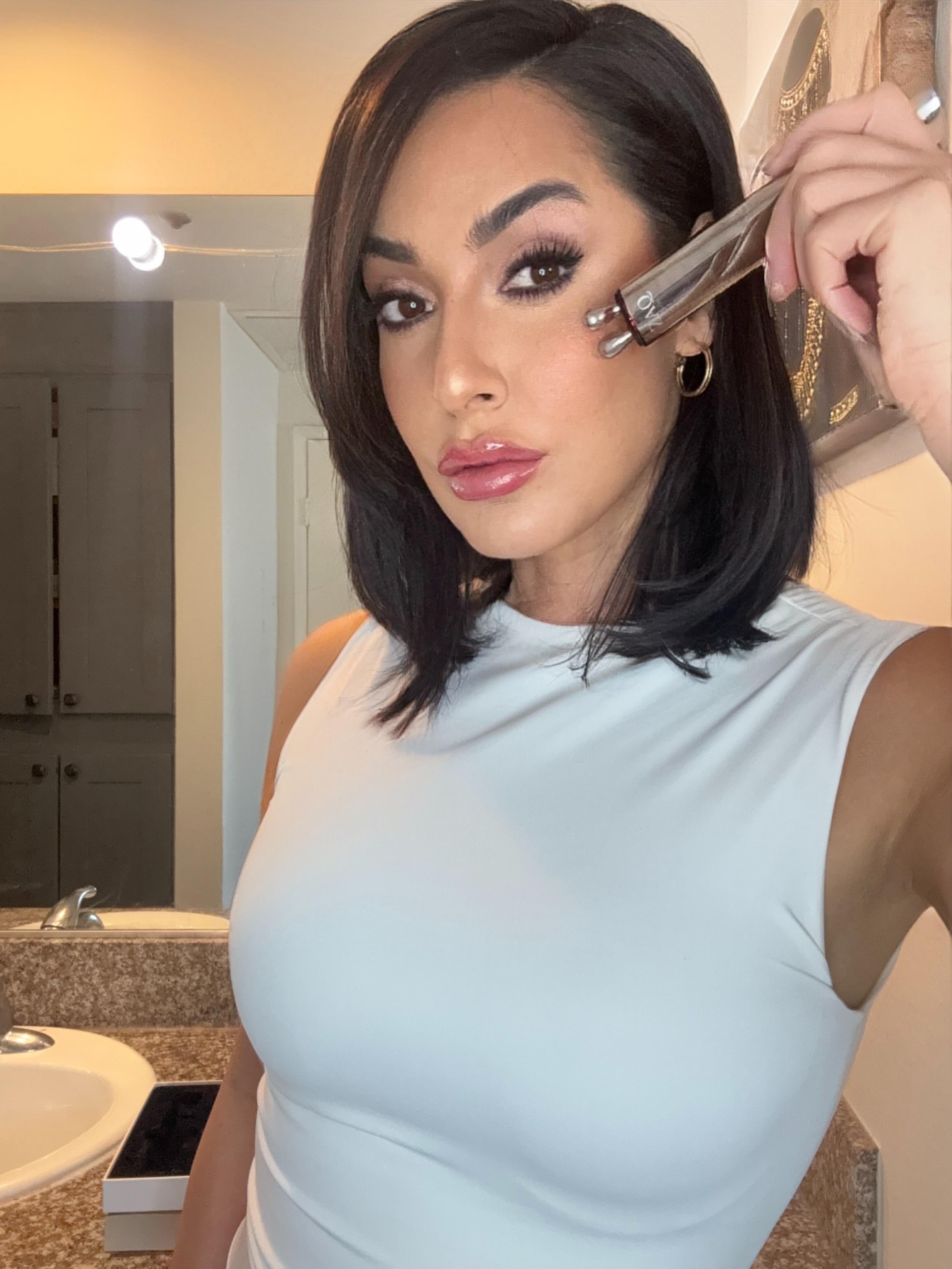 How to Use a Microcurrent Facial Device – Step-by-Step Guide for Glowing Skin